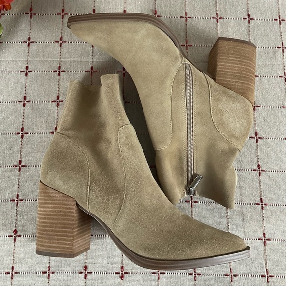 Steve Madden “Calabria” Tan Suede Ankle Boots Almond Toe Size 9.5 Beige Bootie - Picture 6 of 9